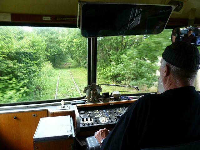 Lokführer Joachim Leiner steuert souverän durch den Dschungel von Hänigsen.
