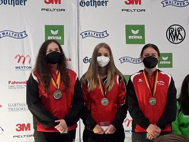 Die Juniorinnen Vanessa Seeger, Marieke Lehmann und Emily-Sue Paul holen sich Team-Silber mit der Luftpistole