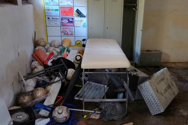 Weit offenstehende Kellertüren zeigen, dass der Keller einer Müllhalde gleicht und laden geradezu zu Vandalismus ein.
