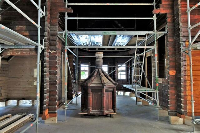 Blick in das innere der im Rohbau fertiggestellten Stabkirche in Stiege 5. September 2021