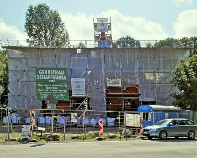 die Gerüsthalle mit schon aufgesetzter Kirchturmspitze 1. September 2021 (Gegenlicht)