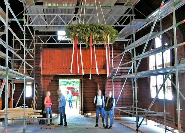 5. September 2021, der Richtkranz hängt im inneren der Stabkirche