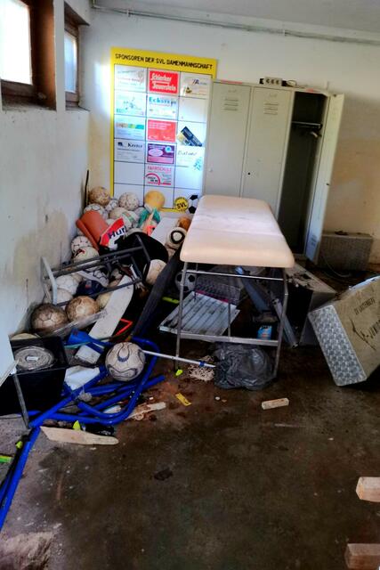 Weit offenstehende Kellertüren zeigen, dass der Keller einer Müllhalde gleicht und laden geradezu zu Vandalismus ein.