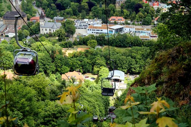 Blick vom Präsidentenweg auf den, vom Bodetal zum Roßtrappenplateau  hinauf fahrenden, Sessellift