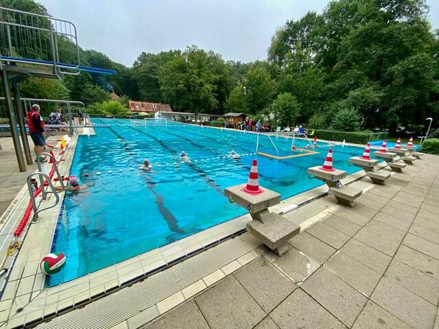 Beste Bedingungen: Das Arpker Waldbad war erstmals seit 1985 wieder Austragungsort eines Wasserballspieles. | Foto: Lehrter SV
