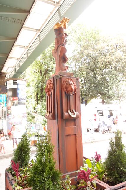 Der Künstler Nikolaus Keller schuf einen Glücksbrunnen mit lauter Glückssymbolen
