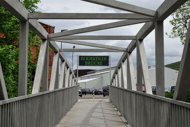 die neu errichtete Fußgängerbrücke, die direkt zum Parkplatz führt