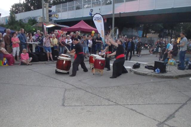 Trommlelensemble schlug die Taiko