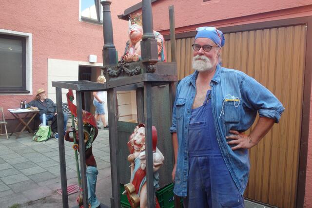 Nikolaus Keller vor seinem Atelier mit dem "Voodoo- Schrein" mit Schutzheiligen,der neuen Skulptur für den Halt 58