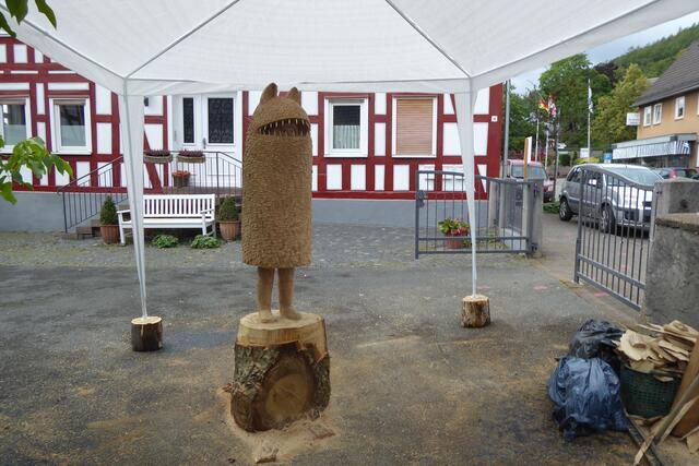 Das gleiche Werk im Fortschritt. Es zeigt im Fell eines Holz-Raubtiers eine menschliche Figur.