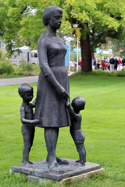 Erzieherin, Bronze, um die 200 Skulpturen sind im Garten aufgestellt