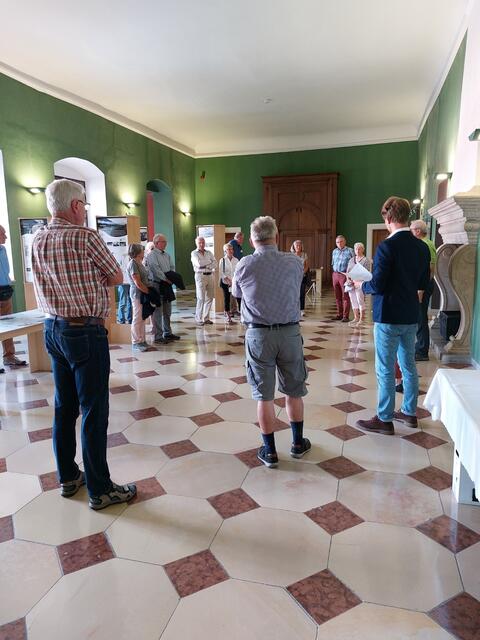 Die Besucher hören zu