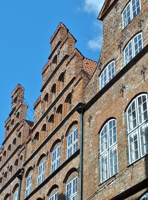 Charakteristische Backsteinfassaden und Hochblendgiebel der Hansestadt Lübeck