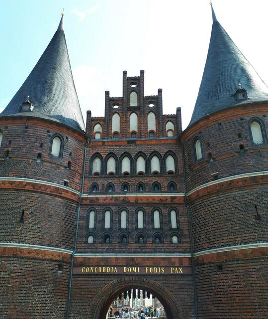 Holstentor - Die Inschrift lautet "CONCORDIA DOMI FORIS PAX" und bedeutet "Eintracht drinnen - Frieden außen". Sie wurde 1863 angebracht.