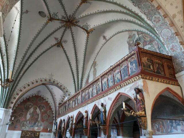 Blick in die Kirchenhalle mit Kreuzrippengewölbe.