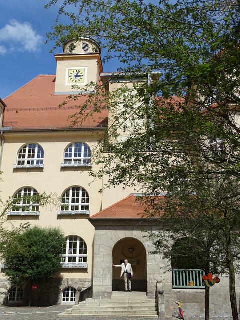 Manfred beim Eingang seiner früheren Marienschule, heute Goetheschule