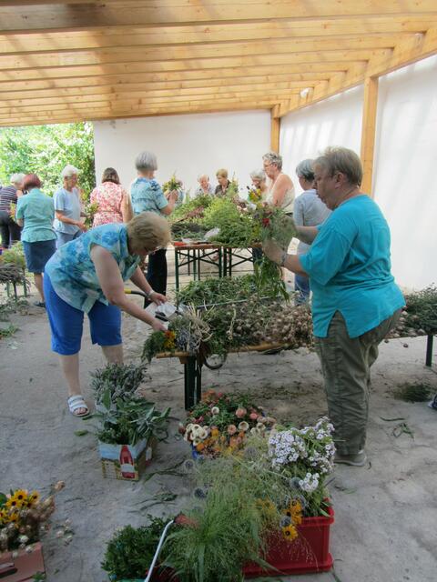 Kräuterbuschenbinden für Maria Himmelfahrt | Foto: Birgitt Greppmair