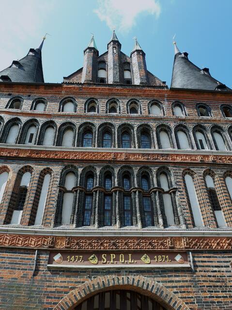 "1477 S.P.O.L. 1871" - Die Zeichen sind Abkürzungen der lateinischen Worte "SENATUS POPULUSQUE LUBECENSIS" - Senat und Volk von Lübeck.