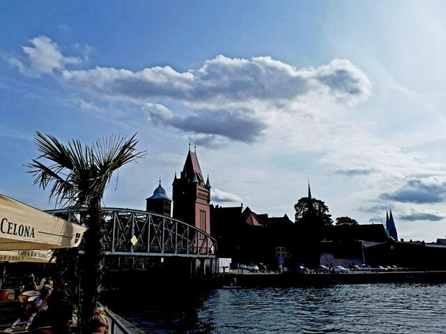 An der Trave mit Blick auf die Hubbrücke, das Burgtor links und Kaianlagen