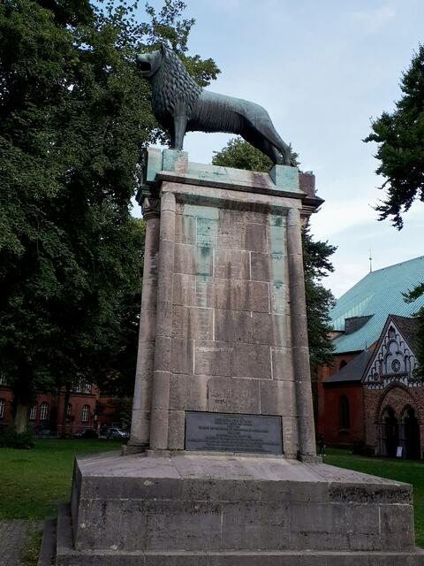 Denkmal "Heinrich der Löwe" - 1129 - 08/1195 - Landesherr, der 1157 Lübeck das Stadtrecht verlieh. Er hat den Bau von zwei Domen in Norddeutschland in Auftrag gegeben. Dazu gehört der Dom zu Lübeck (Baubeginn 1154) und von Ratzeburg (Baubeginn 1165). Vor diesen Domen befinden sich je ein Denkmal mit der Figur eines Löwen (Symbol der Macht).