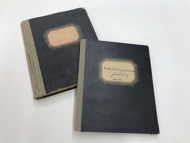 Alte Kassenbücher und Chroniken sprechen von der Historie des Frauenbunds in Friedberg