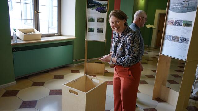 Stellvertretende Landrätin Marb versucht sich am Angelspiel | Foto: LRA Donauwörth