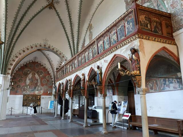 Halle im "Hospital zum Heiligen Geist" - rechts oben am Eckpfeiler St. Jacobus.
