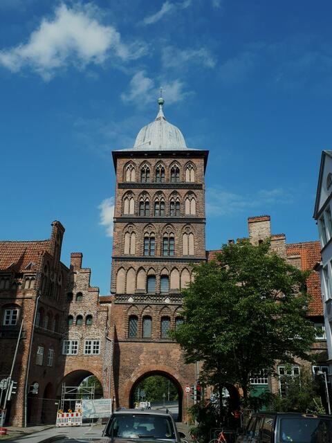 Blick auf das Burgtor von der Stadtseite - hinter dem Tor kommt man linksseitig zur alten Burganlage mit ehemaligem Burgkloster.