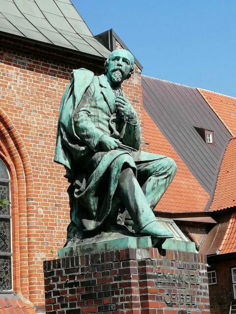 Emmanuel Geibel schrieb z. B. den Text vom Lied "Der Mai ist gekommen. Bekannt ist auch sein Gedicht "Hoffnung: Und dräut der Winter noch so sehr mit trotzigen Gebärden und streut er Eis und Schnee umher,
es muss doch Frühling werden ..."
