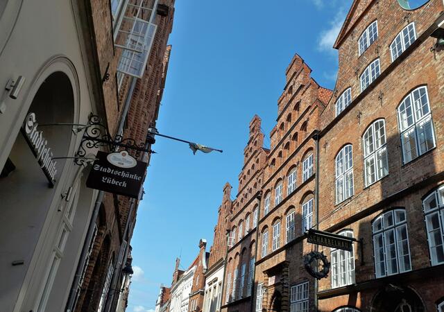 In der Mengstraße - rechts das "Schabbelhaus" - links die "Stadtschänke".