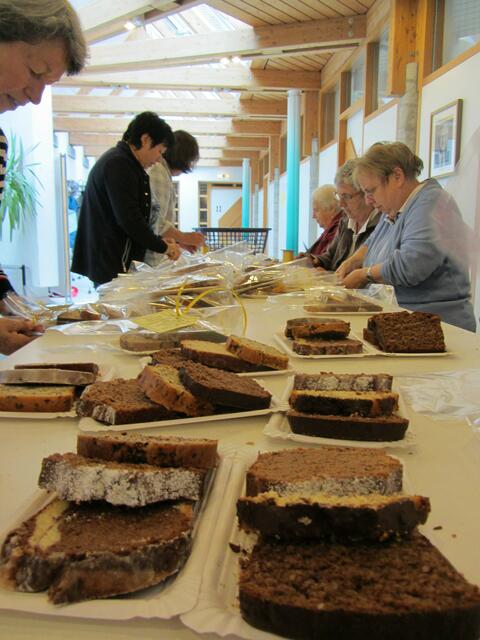 Kuchen verpacken für Erntedankaktion | Foto: Birgitt Greppmair