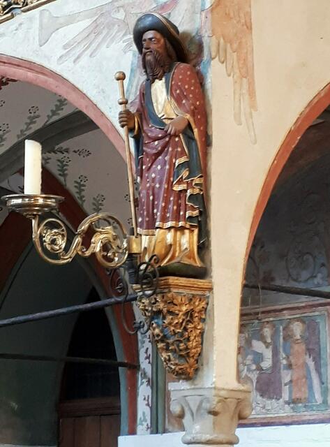 Ein edel gewandeter St. Jacobus mit Pilgerstab und Pilgermuschel am Hut.