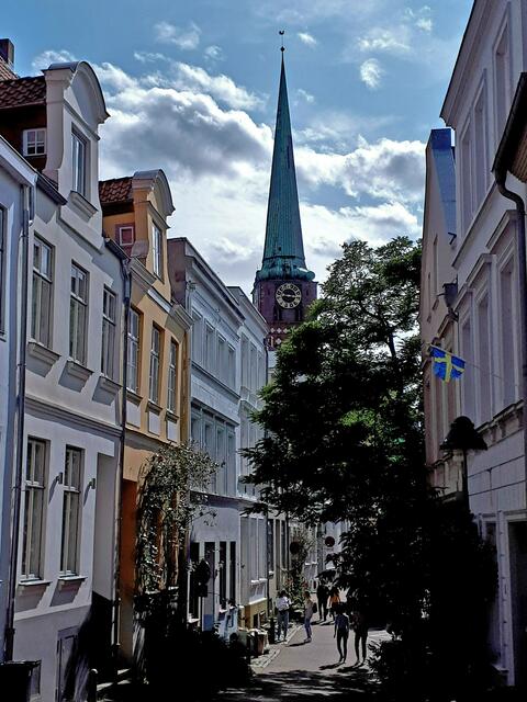 Straßenansicht vom Torbogen aus