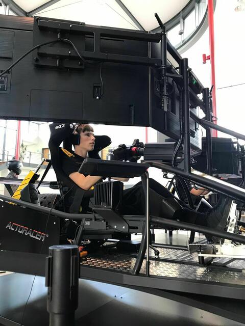 Marlin Tänzer ist konzentriert im Simulator auf der Rennstrecke in Monza unterwegs