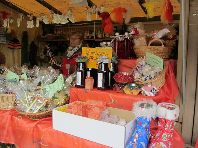 Geradezu legendär ist der Stand des Frauenbunds beim karitativen Christkindlmarkt in Friedberg | Foto: Birgitt Greppmair
