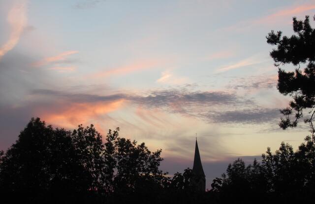 Dieses Bild (und die folgenden Bilder) zeigen den Turm der "Nikolai-Kirche" (ev.).