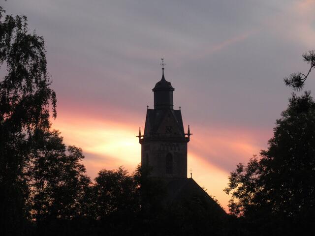 Dieses Bild (und die folgenden Bilder) zeigen nochmal den Turm der "Kilians-Kirche" (ev.).