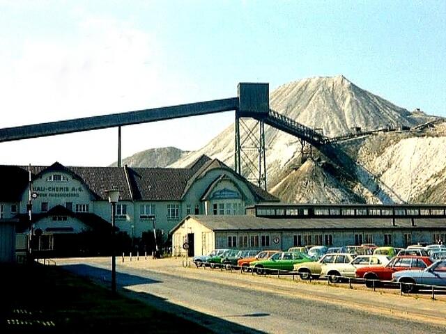 Eingang des Kaliwerkes Friedrichshall in Sehnde im Jahr 1980.