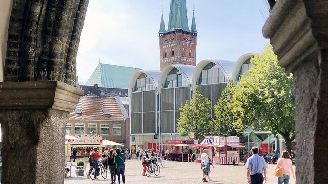 Unter den Rathausarkaden bietet sich ein schöner Blick auf den Marktplatz. Foto: Helmut Kuzina