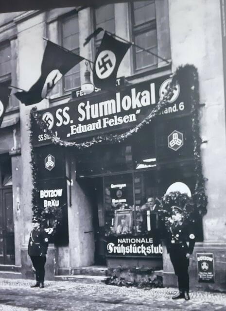 Ein SS-Sturmlokal. Wo es war, ließ sich nicht feststellen. Mehrmals taucht der Name "Bötzow" auf, der Ort liegt an der nordwestlichen Stadtgrenze von Berlin, ist aber eher ländlich, daher wird es woanders gelegen haben,