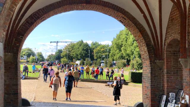 Auf dem Holstenplatz sind bei herrlichem Spätsommerwetter viele Touristen unterwegs. Foto: Helmut Kuzina