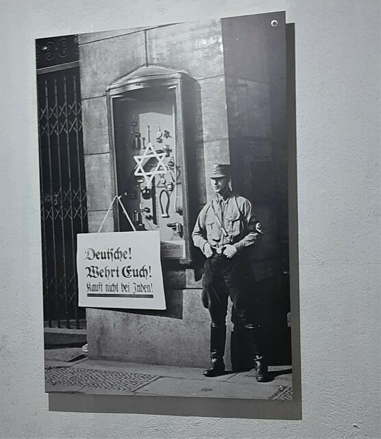 Aufruf zum Boykott vor einem jüdischen Geschäft.