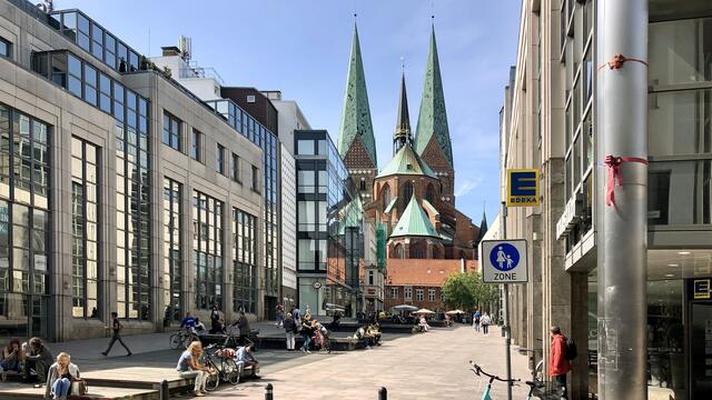 Beliebter Treffpunkt in der Altstadt ist der Platz Schrangen mit dem Blick auf die Doppelturmanlage der Marienkirche. Foto. Helmut Kuzina
