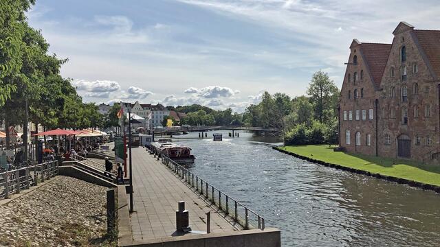 Zwischen der Altstadtinsel und den Salzspeichern starten Fahrgastschiffe auf der Stadttrave. Foto: Helmut Kuzina