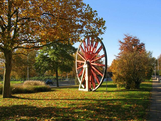 Seilscheibe des ehemaligen Kaliwerkes Friedrichshall in Sehnde an der Zentralen Kreuzung.
