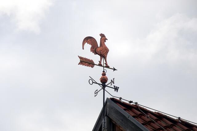 ein Hahn als Wetterfahne in Allrode