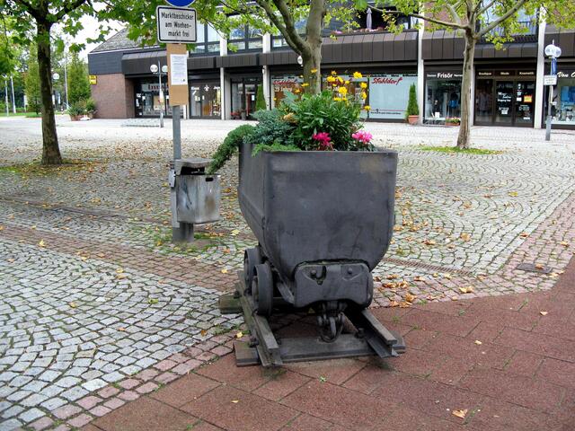 Förderwagen des ehemaligen Kaliwerkes Friedrichshall auf dem Marktplatz in Sehnde.