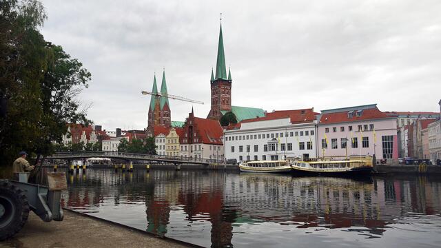 Aussicht vom Traveufer auf die Altstadtinsel mit dem Doppelturm von St. Marien und dem Turm von St. Petri. Foto: Helmut Kuzina