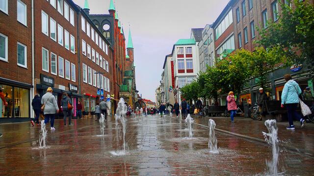 Kleine Fontänen sprudeln in der Breiten Straße auf dem Weg zum Rathaus. Foto: Helmut Kuzina