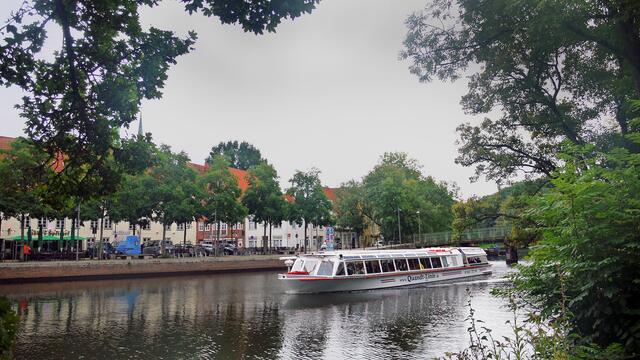 Rundfahrtschiff auf der Staddttrave, im Hintergrund die Altstadtinsel. Foto: Helmut Kuzina